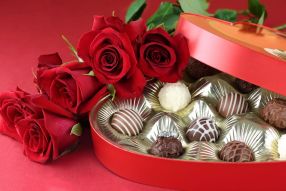 Фреска Розы и коробка конфет